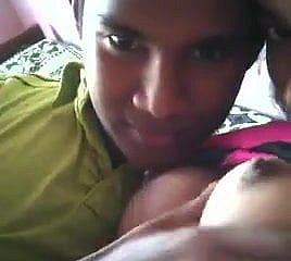 . Srilankaanse tiener paar Kissing mamma