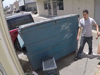 Sure thing seks di luar ruangan di belakang tempat sampah dengan Alexa Rahmat