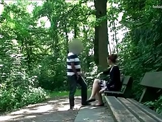 Cadger dengan bersembunyi menantikan seorang wanita di sebuah taman