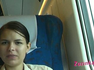 Bezwstydny suka Zuzinka miga jej ogolone cipki w pociągu