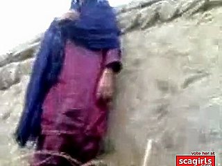 壁セグメントに対するパキスタンの村の女の子のクソ隠蔽