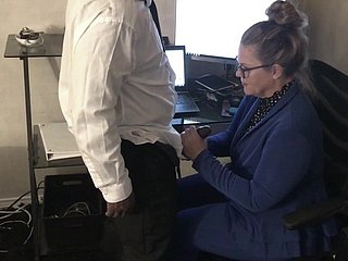 Ältere Office-Schlampe Cheats mit schwarzem Mitarbeiter bei der Arbeit
