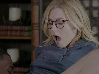 Alexa Grace est une nana avec des lunettes ayant besoin d'un in an unguarded moment hardcore