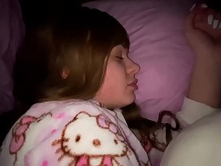 Follada a mi hija mientras dormimos en aloofness misma cama