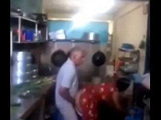 Srilankan Chacha che scopa rapidamente arctic sua cameriera take cucina