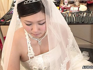 Brünette Emi Koizumi hat sich unzensiert auf Hochzeitskleid gefickt.
