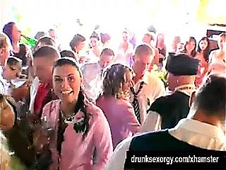 Las putas de sneezles boda están jodiendo en público