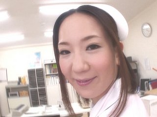 Mooie Japanse verpleegster wordt lasting geneukt going in de dokter
