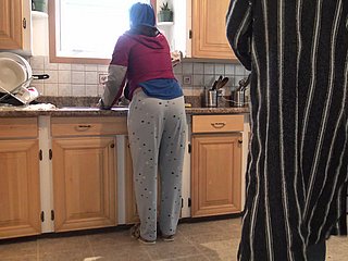 Марокканская жена получает кремпийную собачье Quickie на кухне