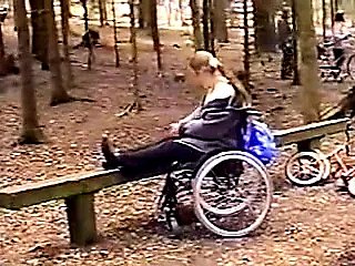 Niepełnosprawna dziewczyna twerp nadal seksowna.flv