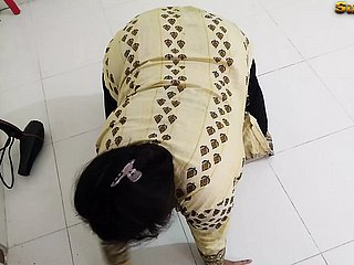 (Telugu Maid Ko Jabardast Choda) Desi Maid follada por el dueño con condón mientras limpia sneezles sala - enorme semen salvaje