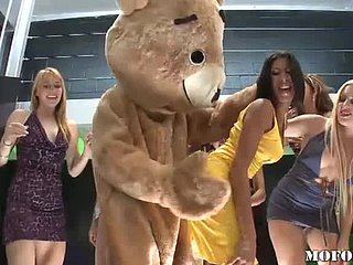 Niedźwiedź tańca pieprzy Latina Kayla Carrera w Hot Let pass Party