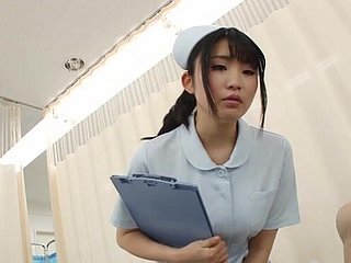 Shivering enfermera japonesa se quita las bragas y monta a un paciente afortunado