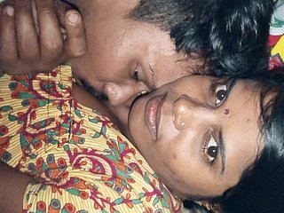 Isteri ciuman panas dan buah dada mencium