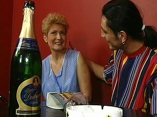 Vieille blonde allemande baise dans un bar