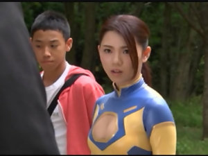 super-heroína asiática combatendo os bandidos