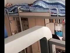 College webcam étudiant dans la chambre de dortoir