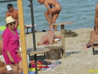 Nudista madura dilettante de la playa Voyeur - Maduras Hornbook plano de gatito