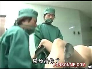 enceinte MILF Creampie baisée par un médecin sur table d'opération
