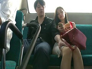 Общественный гребаный в автобусе делает Миюки Ёкояма диплом орешек