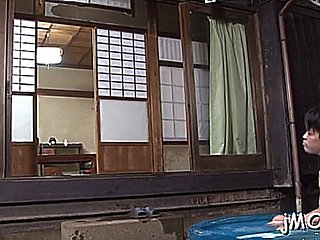 Zwoele Nipponese volwassen sweeping Hisae yabe infant een orgasme gebracht